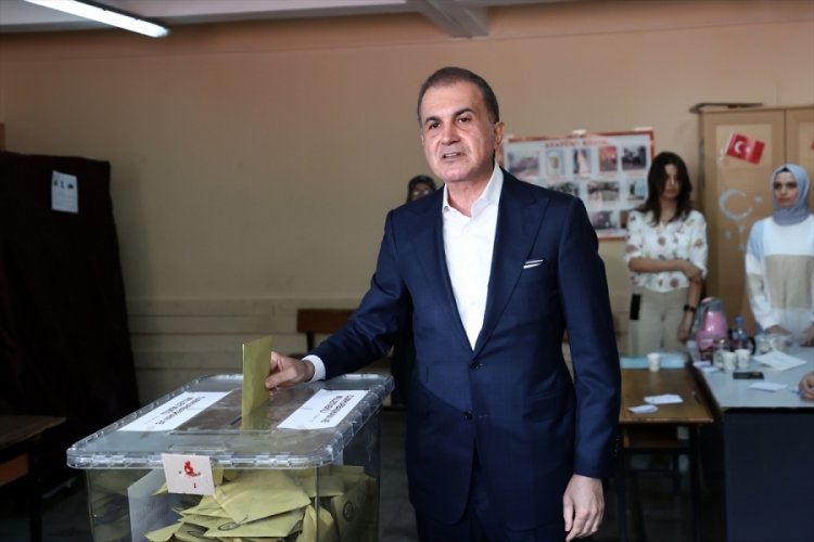 AK Parti S&ouml;zc&uuml;s&uuml; &Ccedil;elik oyunu mezun olduğu ilkokulda kullandı