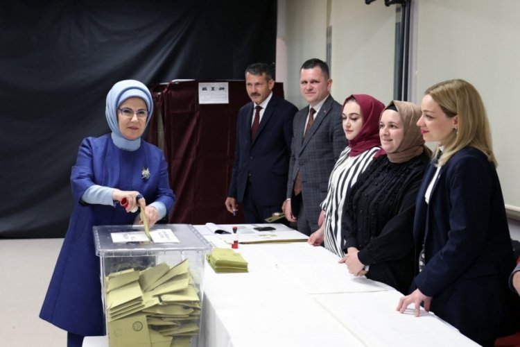 Emine Erdoğan'dan se&ccedil;im paylaşımı: Hayırlı olmasını diliyorum