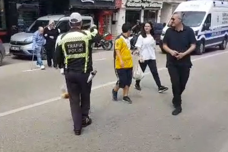 Bursa'da trafik polisi yaşlı kadına kayıtsız kalmadı