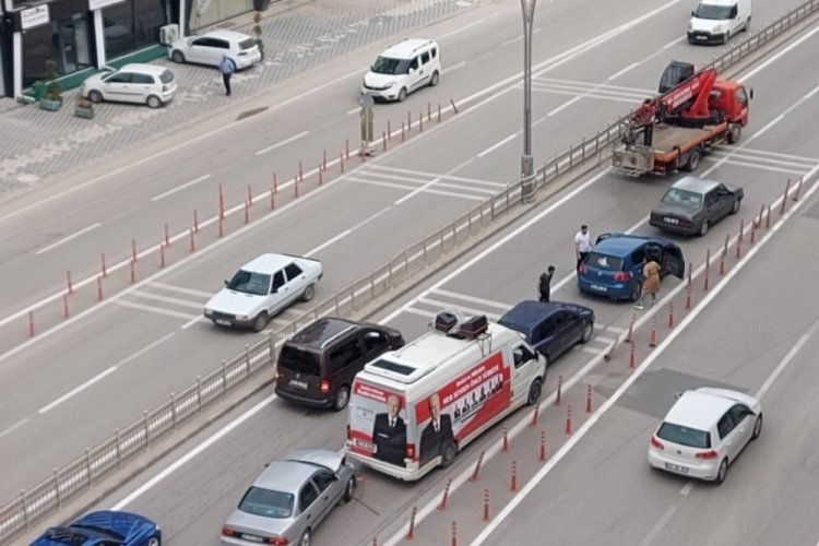 Afyonkarahisar'da MHP se&ccedil;im aracı zincirleme kazaya karıştı