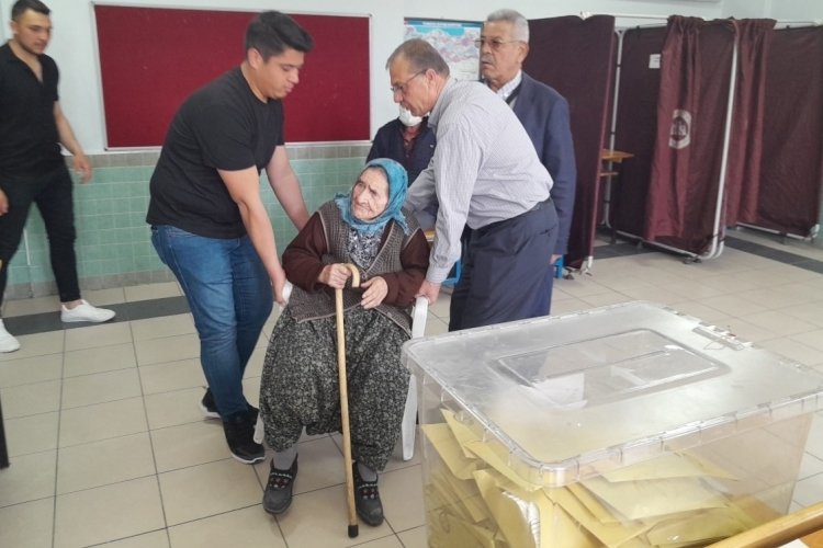 Konya'da 99 yaşındaki Zahide nine sandığa gitti