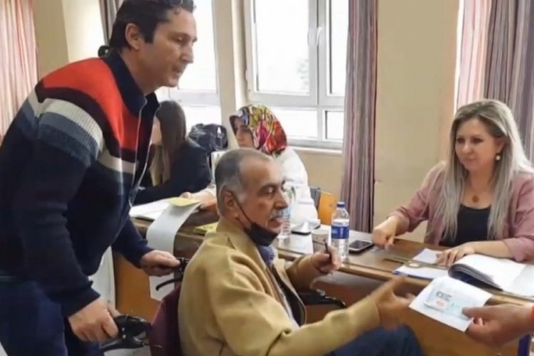 Edirne'de oy vermeye tekerlekli sandalyelerle geldiler