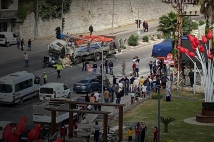 Hatay'da facia! Kamyon, &ccedil;ok sayıda araca &ccedil;arptı; &ouml;l&uuml; ve yaralılar var