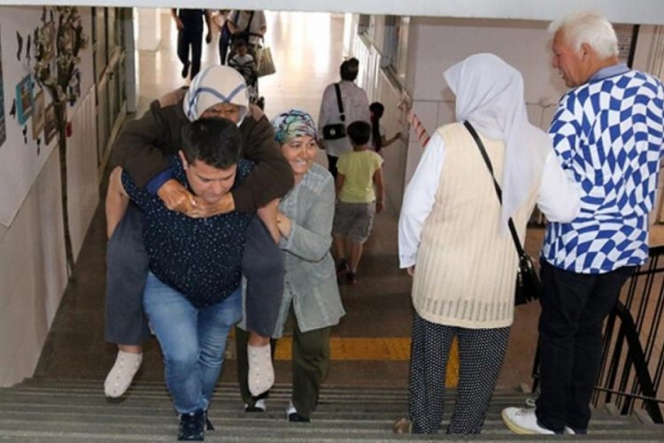 Antalya'da yardım isteyen 90 yaşındaki kadını oy kullanmaya sırtında g&ouml;t&uuml;rd&uuml;