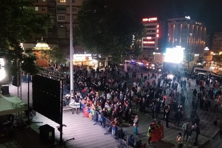 Bursalı vatandaşlar se&ccedil;imi b&uuml;y&uuml;k ekrandan takip ediyor
