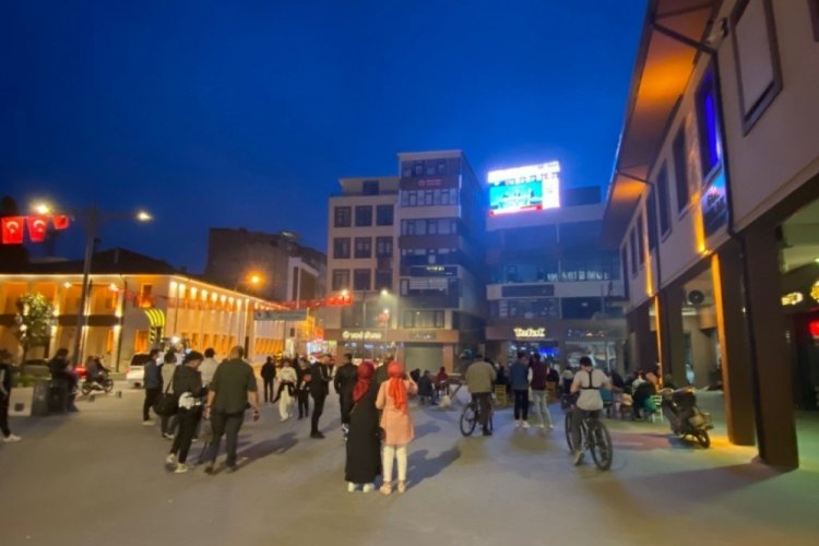 Balıkesir'de vatandaşlar se&ccedil;im sonu&ccedil;larını &ccedil;arşıda LED ekrandan takip ediyor
