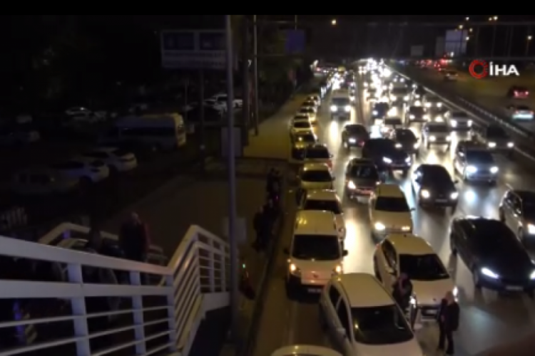 Bursa'da sayılan oylar YSK'ya teslim edildi, kilometrelerce kuyruk oluştu