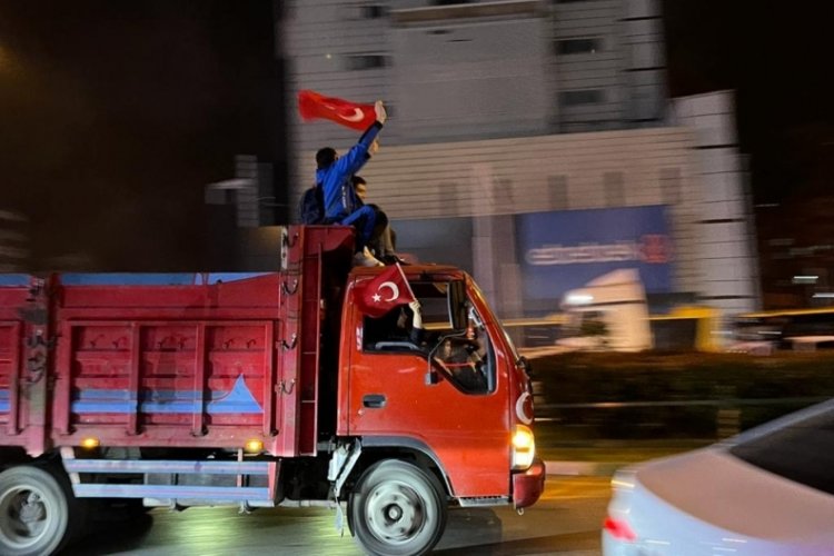 Bursalı vatandaşlar sokaklara d&ouml;k&uuml;ld&uuml;