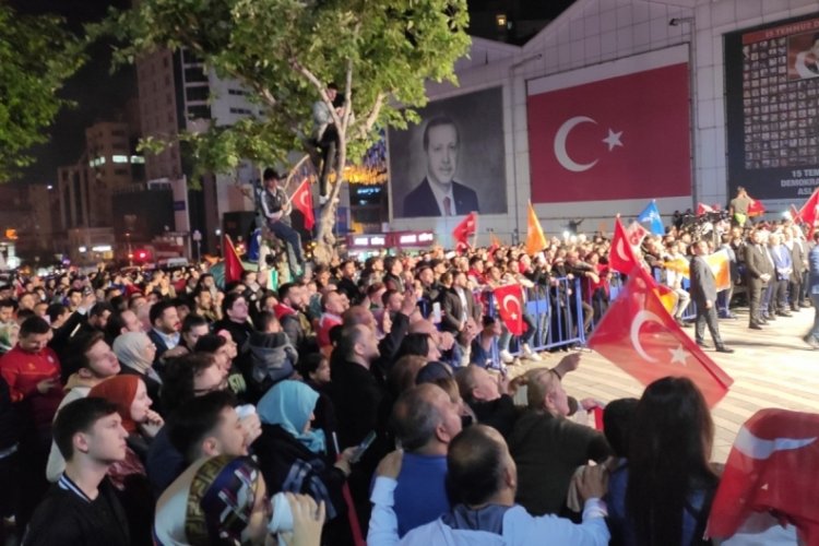 Bursalılar Erdoğan'ın Balkon konuşmasını dev ekrandan takip etti