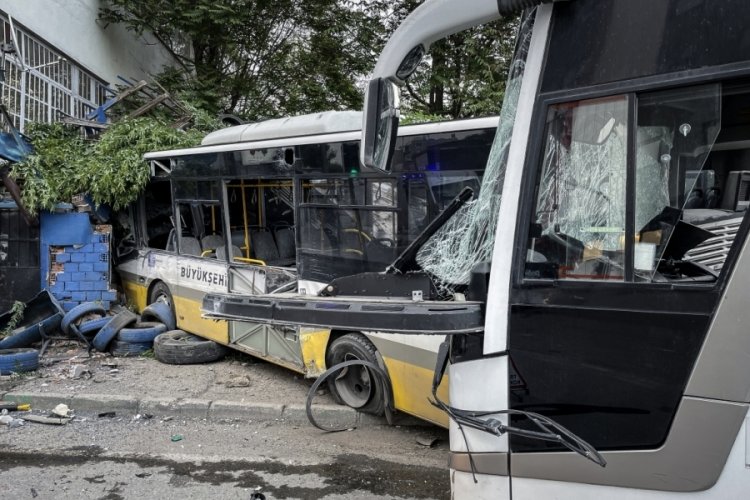 Bursa'da servis aracı ile otob&uuml;s&uuml; &ccedil;arpıştı! Kazada s&uuml;r&uuml;c&uuml;ler yaralandı