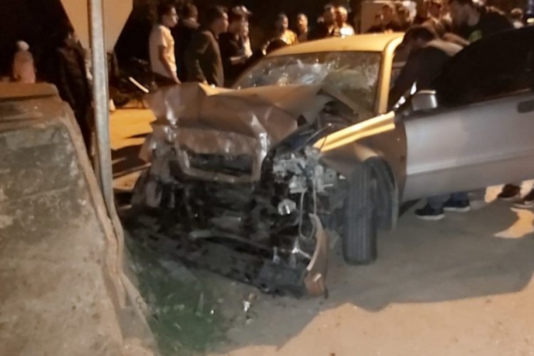 Bursa'da kontrolden &ccedil;ıkan ara&ccedil; duvara &ccedil;arptı: Yaralılar var