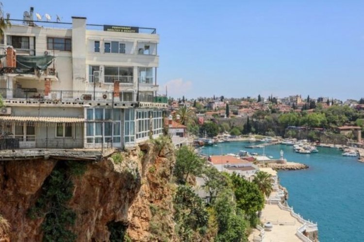Antalya'da &ccedil;atlak falez &uuml;zerindeki yapıya 'G&uuml;&ccedil;lendirme gerekmiyor' raporu verildi