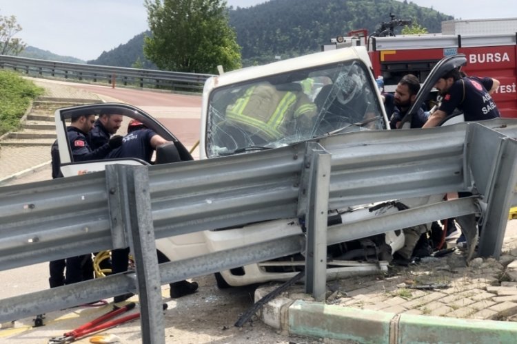 Bursa'da virajı alamayan kamyonet s&uuml;r&uuml;c&uuml;s&uuml; bariyerlere &ccedil;arptı