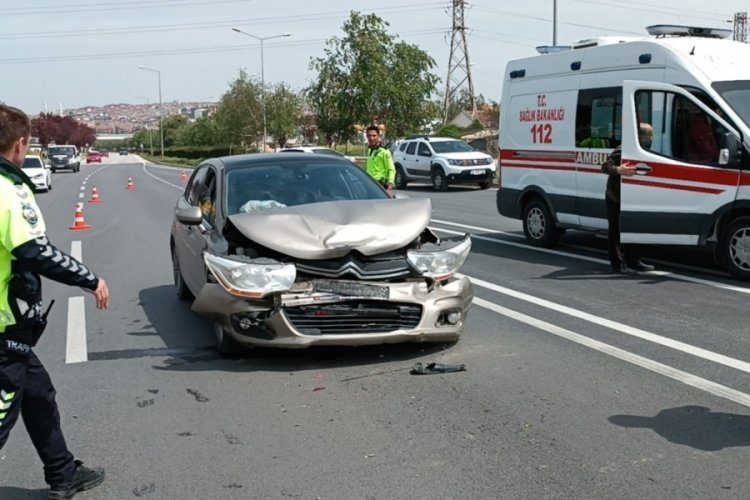Bursa'da otomobil TIR'a &ccedil;arptı! Yaralılar var