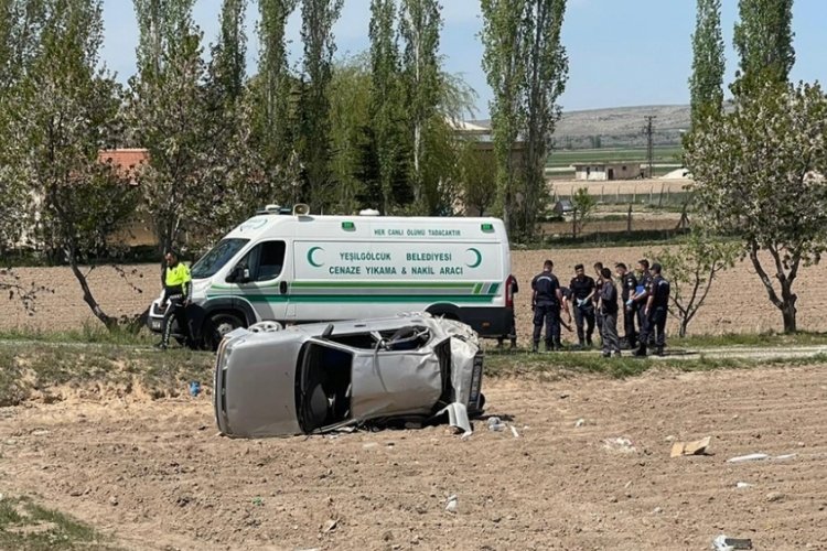 Niğde'de otomobil şarampole devrildi: &Ouml;l&uuml; ve yaralılar var