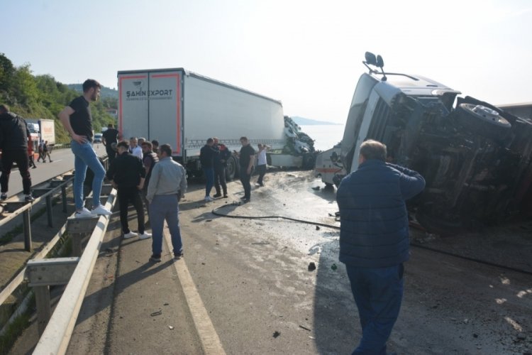 Giresun'da tır karayolunda temizlik yapan kamyona arkadan &ccedil;arptı