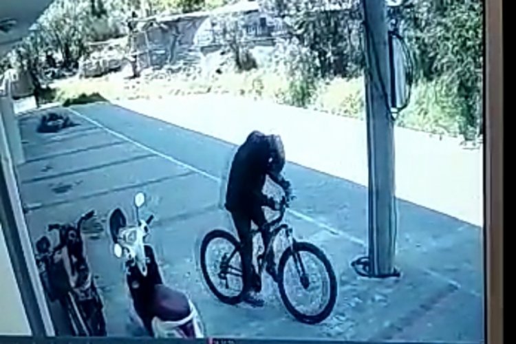 Bursa'da geldiği bisikleti bıraktı, başka bisikleti &ccedil;alarak gitti