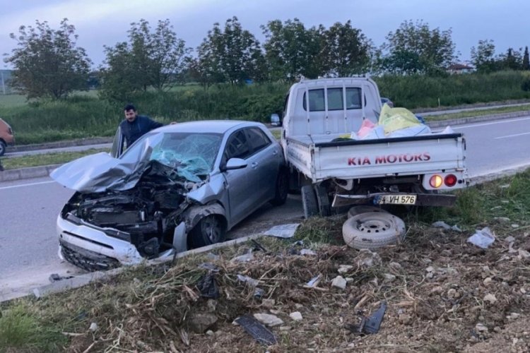 Sakarya'da otomobil duble yolda park halindeki kamyonete &ccedil;arptı
