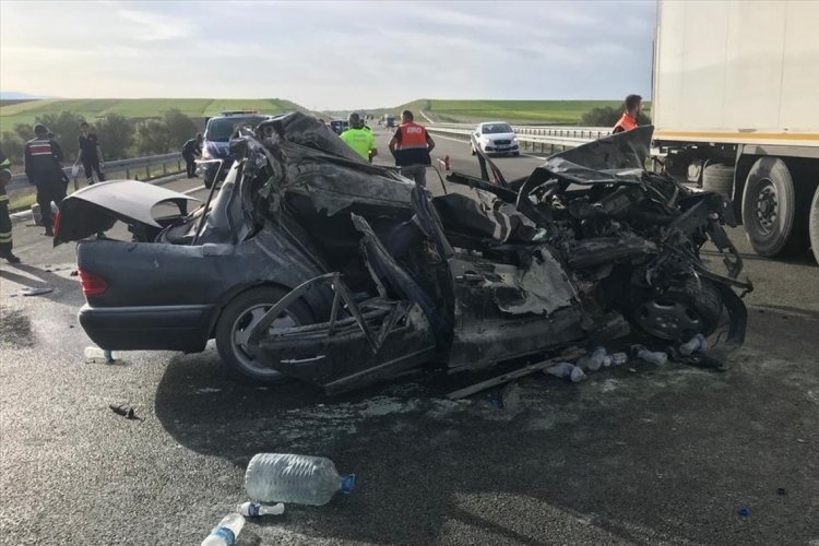 Aksaray'da otomobilin tıra &ccedil;arptığı kazada 1 kişi hayatını kaybetti