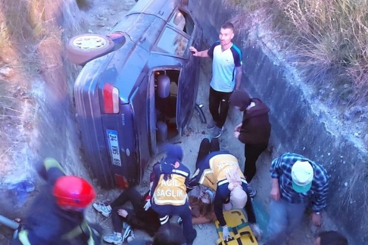 K&uuml;tahya'da otomobil sulama kanalına u&ccedil;tu: &Ccedil;ok sayıda yaralı var