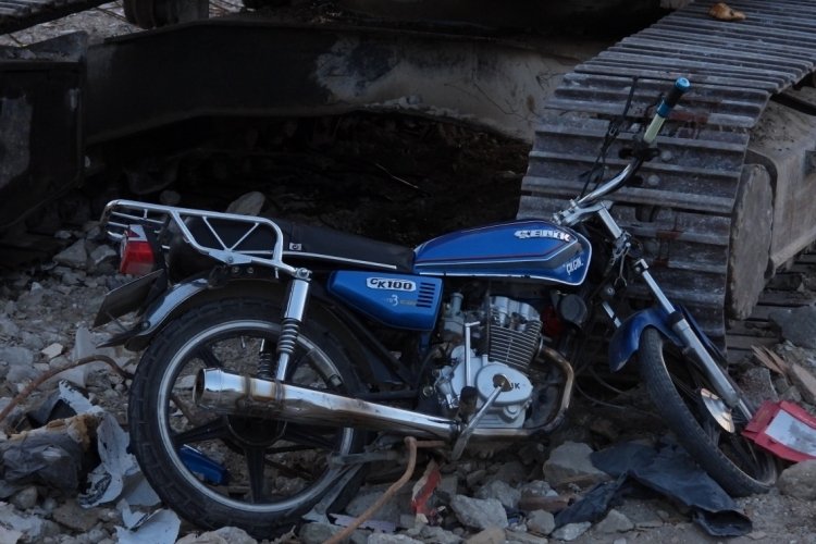 Hatay'da motosiklet park halindeki kep&ccedil;eye &ccedil;arptı
