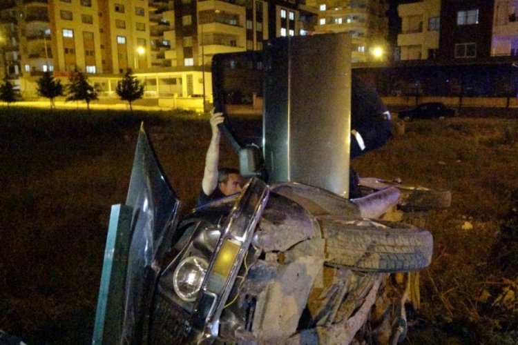 Adana'da takla atan ara&ccedil;tan hafif yaralı kurtuldular