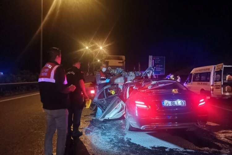 İzmir'de otomobil tıra ok gibi saplandı: 1 &ouml;l&uuml;
