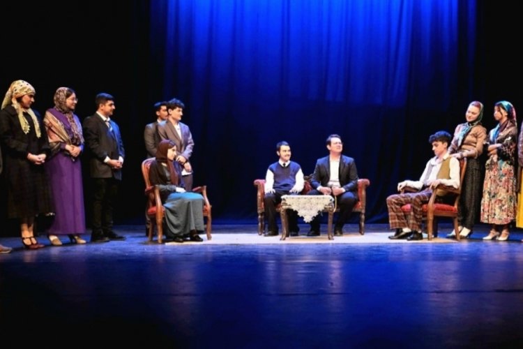 Bursa'da AVP Sahnesi'nde mezuniyet coşkusu yaşandı