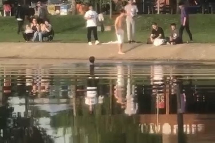 Bursa'da sıcak havaların gelmesiyle &ccedil;ocuklar s&uuml;s havuzuna girdi