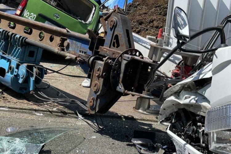 Japonya'da vin&ccedil; ara&ccedil;ların &uuml;zerine devrildi: 1 &ouml;l&uuml;, 1 yaralı