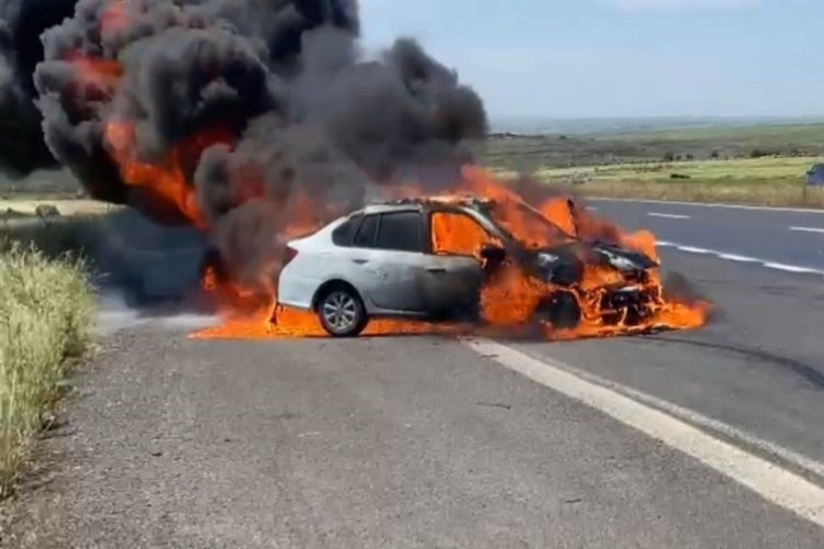 Şanlıurfa'da seyir halinde bulunan ara&ccedil; alev alev yandı