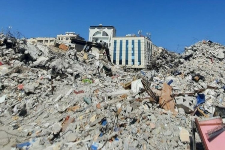 Hatay'da bir enkazın su dolu bodrum katında ceset bulundu