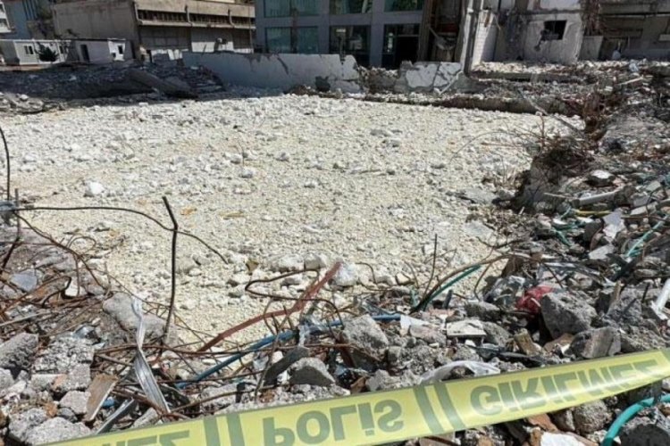 Hatay'da bir enkazın su dolu bodrum katında erkek cesedi bulundu