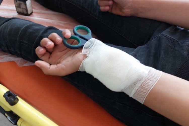 Samsun'da 14 yaşındaki &ccedil;ocuğun bileğine makas saplandı
