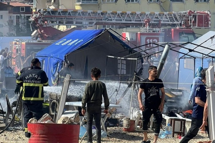 Hatay'da &ccedil;ıkan yangında bazı &ccedil;adırlar kullanılamaz hale geldi