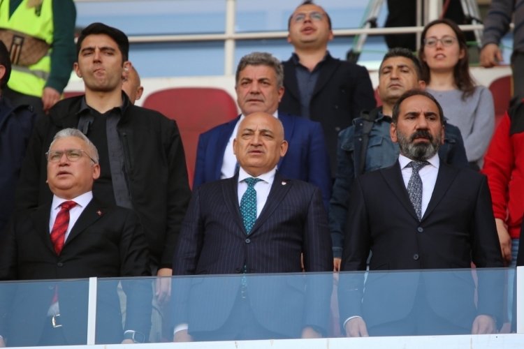 TFF Başkanı B&uuml;y&uuml;kekşi Sivasspor-Kasımpaşa ma&ccedil;ını takip etti