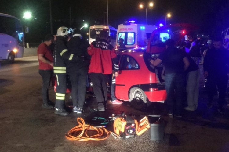Kocaeli'nde tıra &ccedil;arpan otomobilde sıkışan 4 yaralı kurtarıldı
