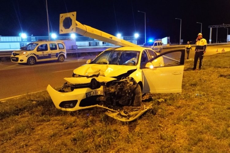 Sivas'ta kontrolden &ccedil;ıkan otomobil aydınlatma direğini devirdi