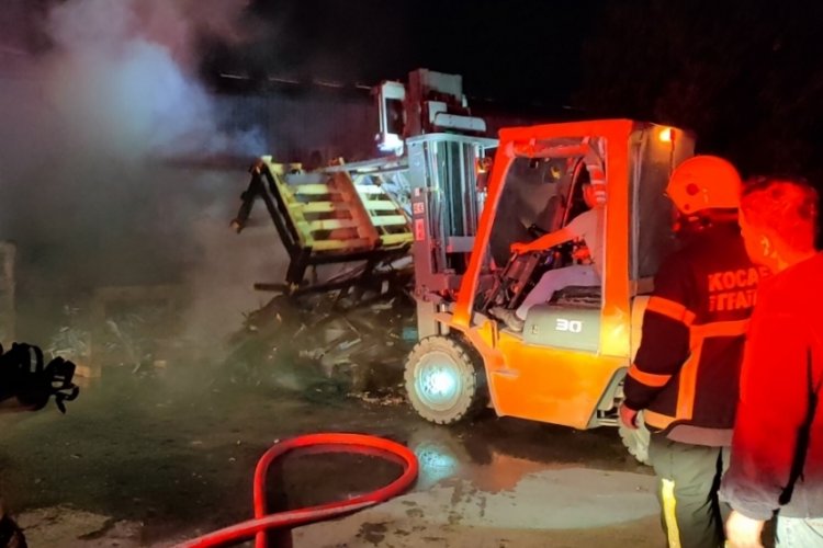 Kocaeli'nde duş kabini &uuml;reten fabrikada yangın