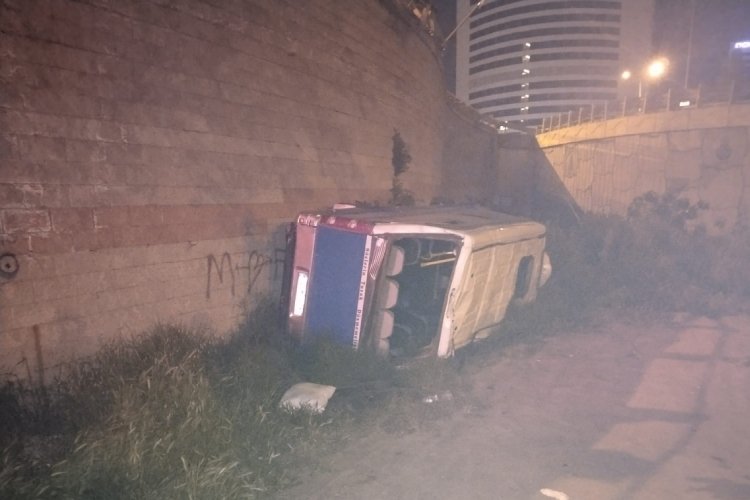 İstanbul &Uuml;mraniye'de minib&uuml;s şarampole yuvarlandı: 2 yaralı