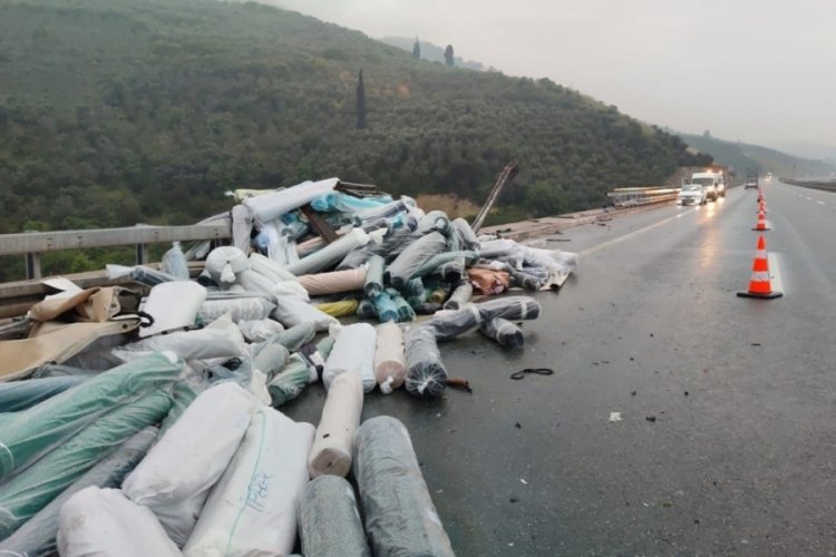 Bursa Gemlik'te kontrolden &ccedil;ıkan tır dere yatağına d&uuml;şt&uuml;! 1 &ouml;l&uuml;