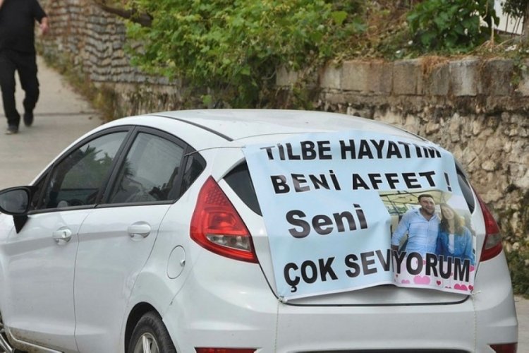 Muğla'da eşinden &ouml;z&uuml;r dilemek i&ccedil;in arabaya pankart astı
