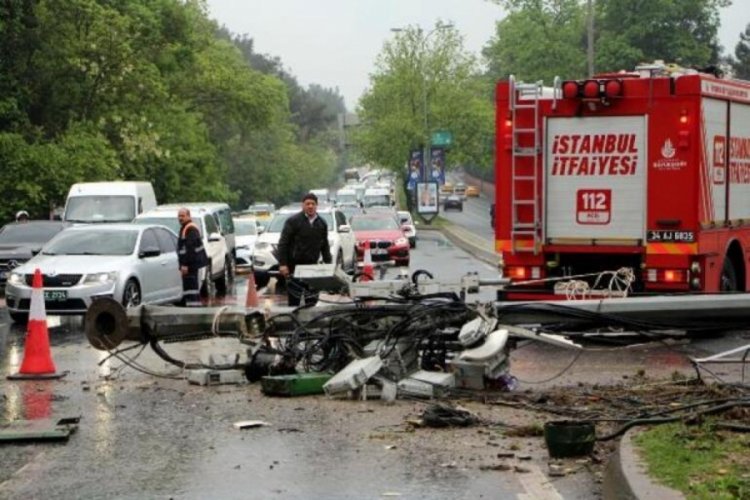 İstanbul'da İETT otob&uuml;s&uuml; &ouml;nce direğe sonra otomobile &ccedil;arptı