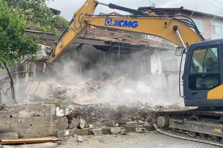 1999 depreminin merkez &uuml;ss&uuml; G&ouml;lc&uuml;k'te riskli binaların yıkımı s&uuml;r&uuml;yor