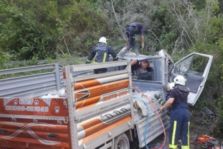 Antalya'da kamyonet t&uuml;mseğe &ccedil;arptı: 2 &ouml;l&uuml;, 1 yaralı