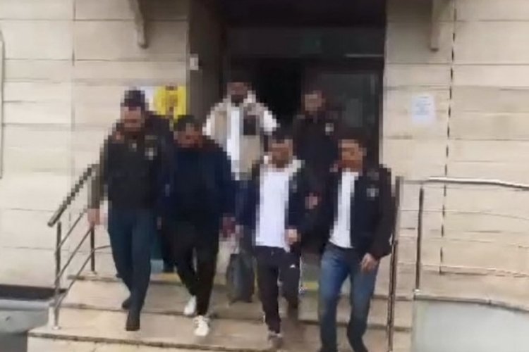 Se&ccedil;im şarkısı &ccedil;alan araca saldıran 4 kişi adliyede