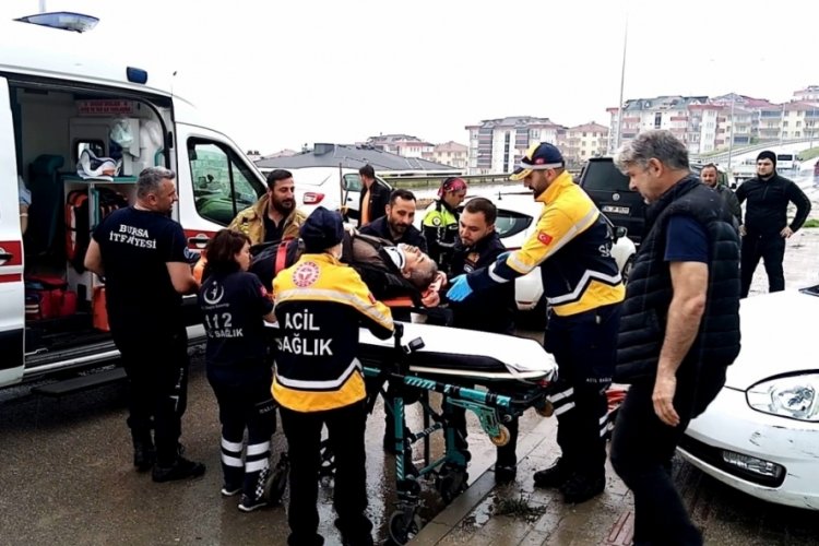 Bursa'da kontrols&uuml;z kavşakta otomobile yandan &ccedil;arptı: 2 yaralı