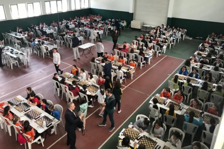 Bursalı satran&ccedil; tutkunları kupalarını aldı