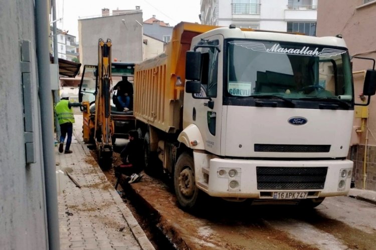 Bursalı muhtar sokakları aydınlattı