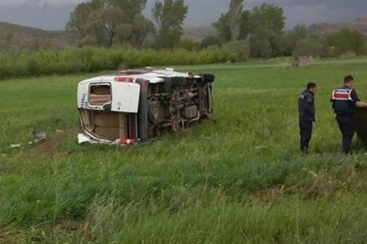 Isparta'da minib&uuml;s tarlaya devrildi: 1 &ouml;l&uuml;, 5 yaralı